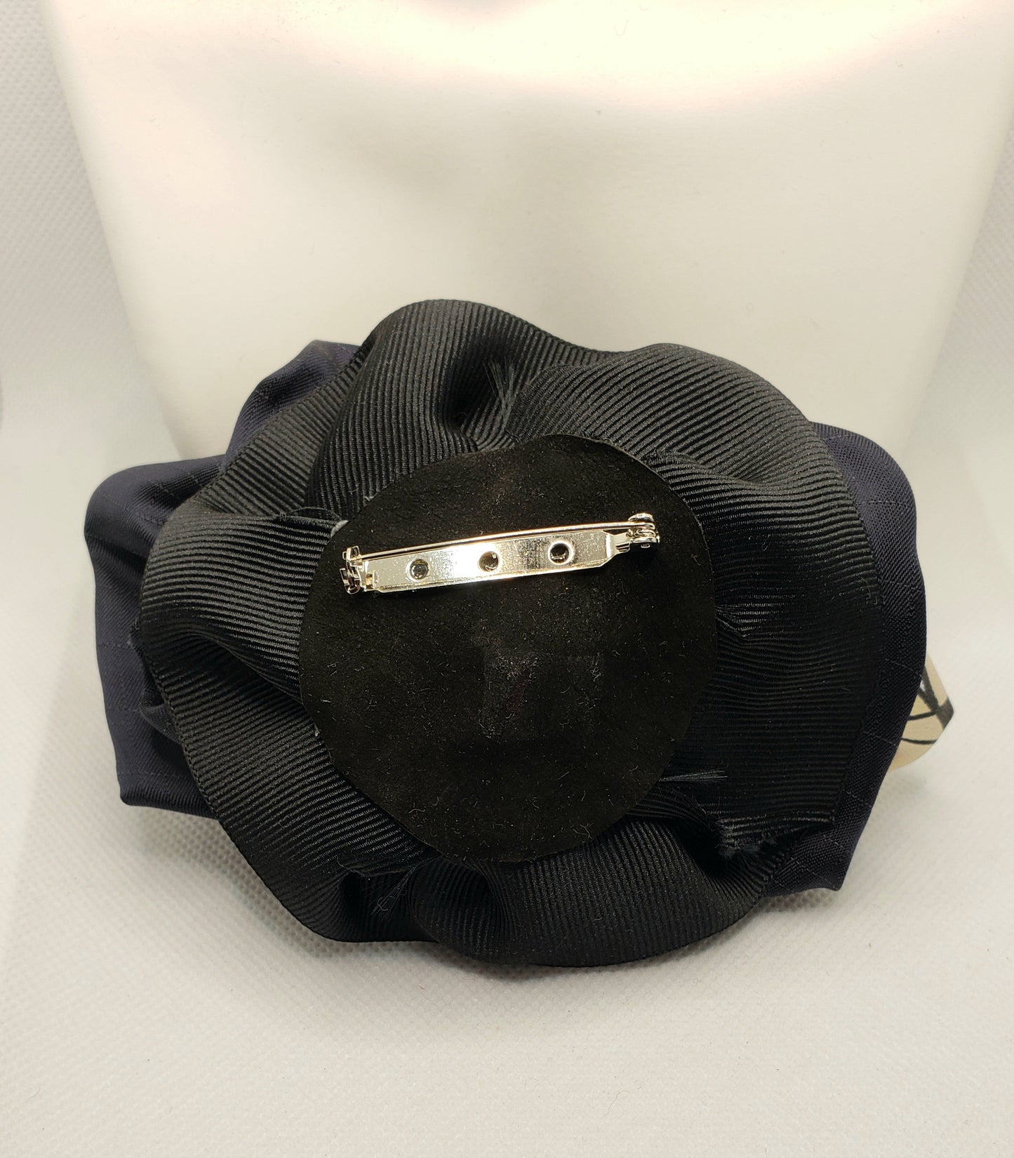 Black and brown lapel brooch