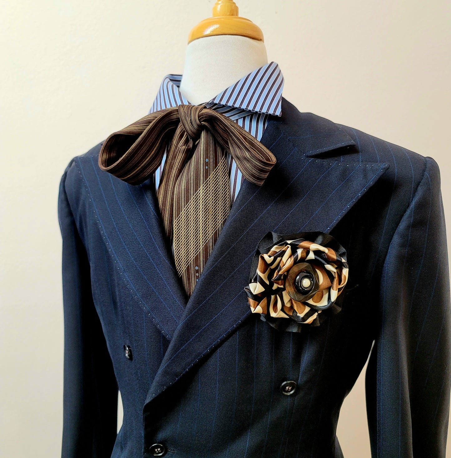 Black and brown lapel brooch