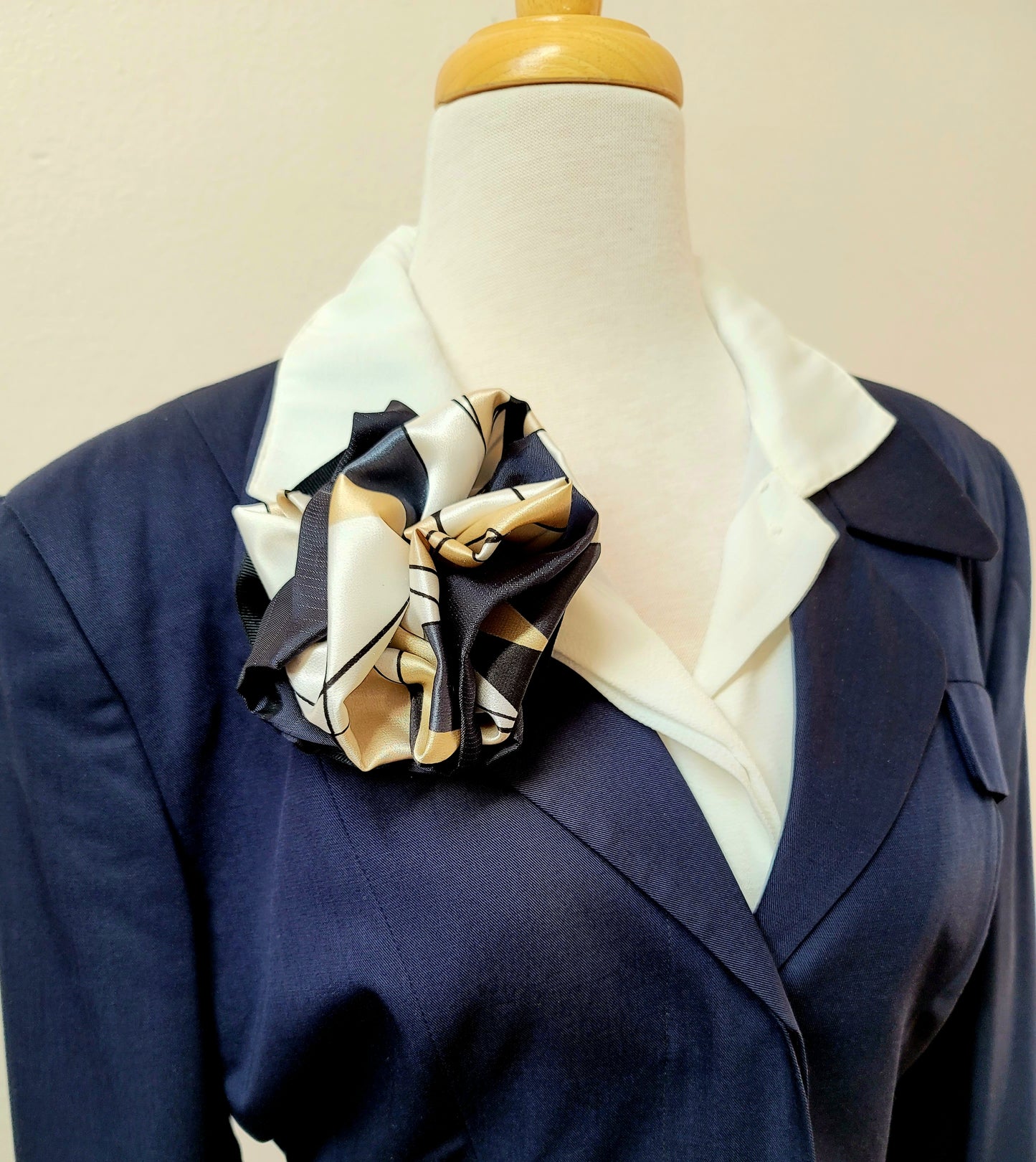 Geometric print lapel fashion brooch