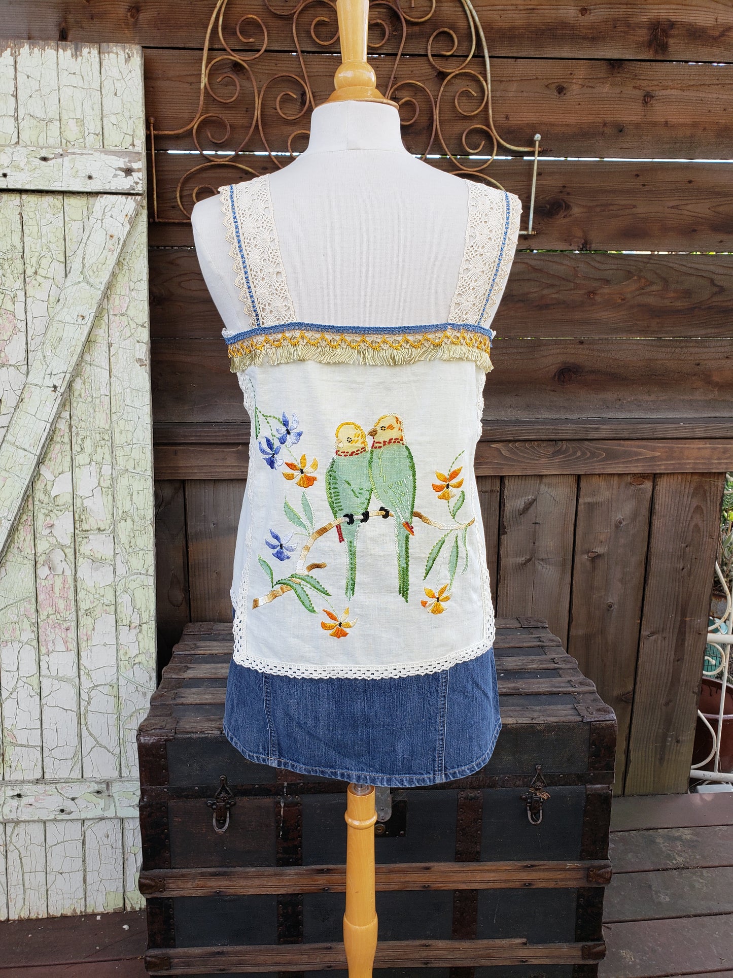 Embroidered vintage camisole with parrots