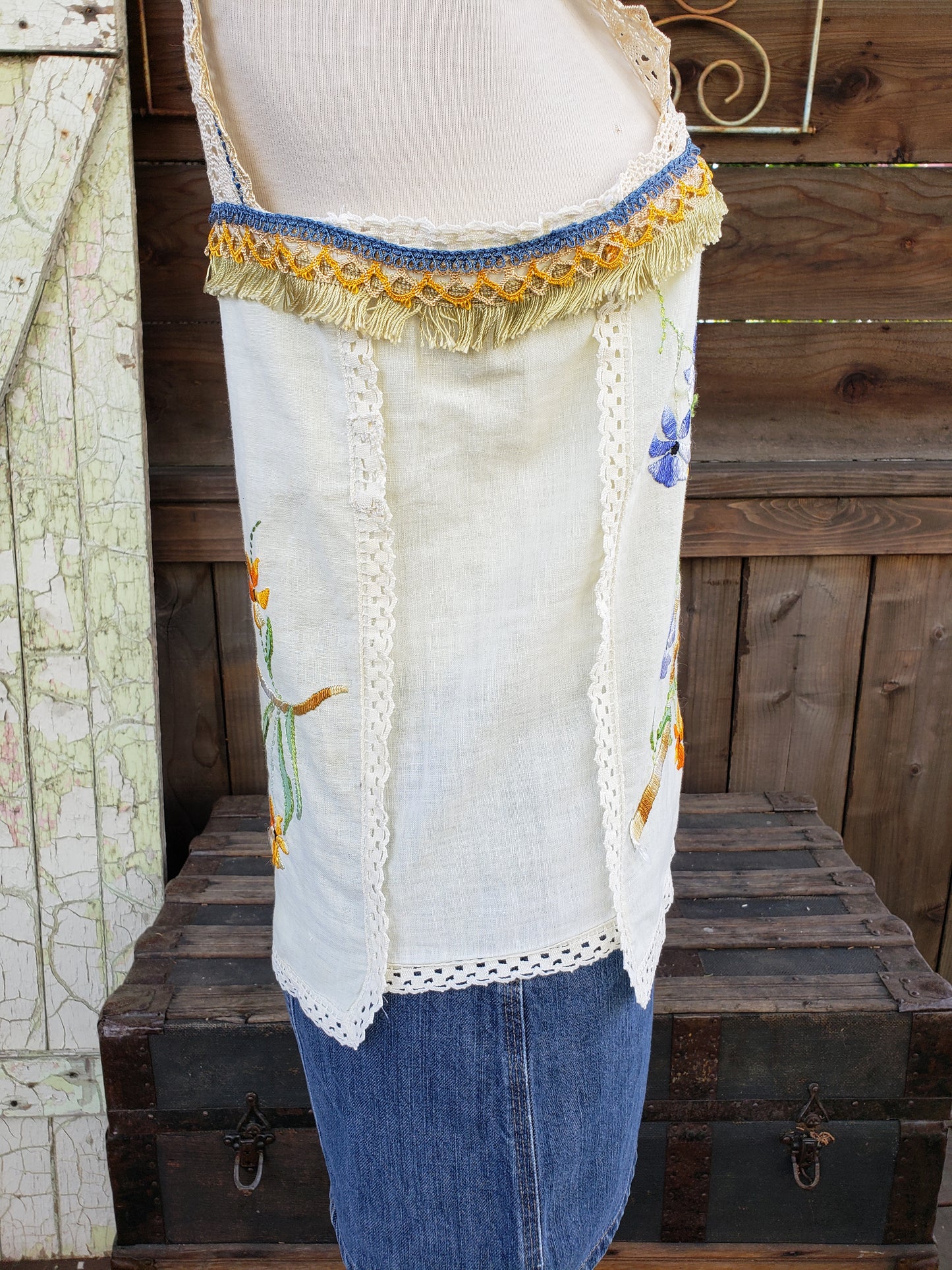 Embroidered vintage camisole with parrots